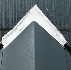 埼玉県越谷市　屋根塗装　外壁塗装　棟板金コーキング　棟板金の釘が抜けるとどうなるか (1)