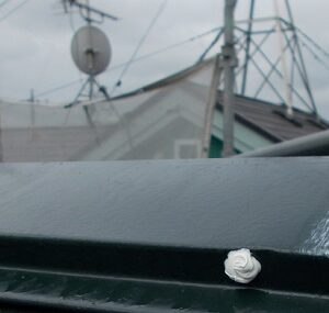 埼玉県越谷市　屋根塗装　外壁塗装　棟板金コーキング　棟板金の釘が抜けるとどうなるか (3)