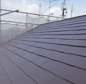 埼玉県越谷市　屋根塗装　外壁塗装　屋根中塗り・上塗り　塗料とペンキの違い (2)