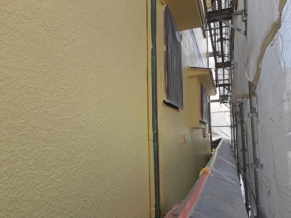 埼玉県さいたま市岩槻区　K様邸　屋根塗装・外壁塗装　外壁中塗り・上塗り　重ね塗りが必要な理由 (3)