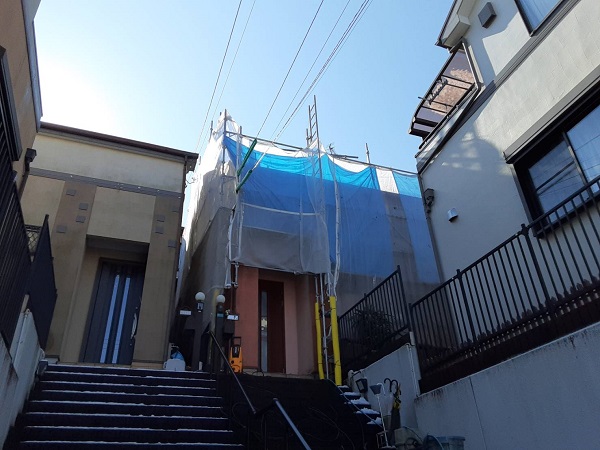 埼玉県さいたま市緑区　T様邸　屋根塗装・外壁塗装　隣の家と距離が近い場合、足場は組める　高圧洗浄の様子 (1)