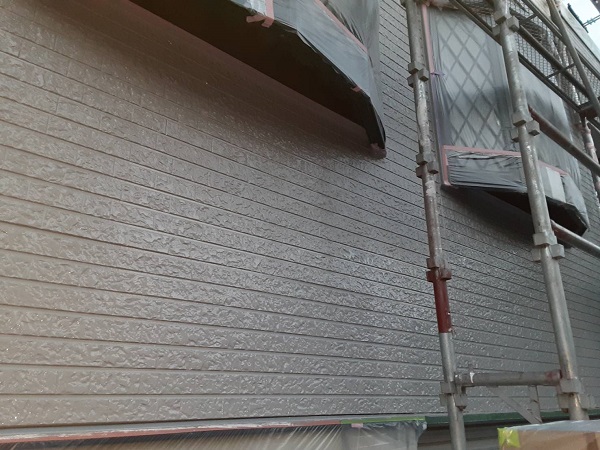 埼玉県さいたま市緑区　N様邸　屋根塗装・外壁塗装　外壁上塗り、ダメ込み、養生バラシ (2)
