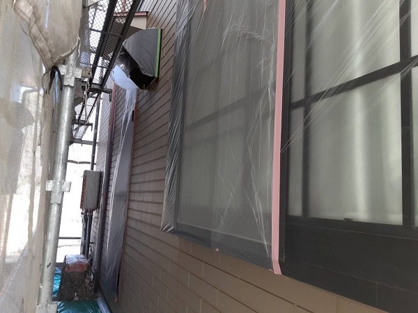 埼玉県さいたま市見沼区　U様邸　屋根塗装・外壁塗装　養生、外壁・屋根の下塗り (4)