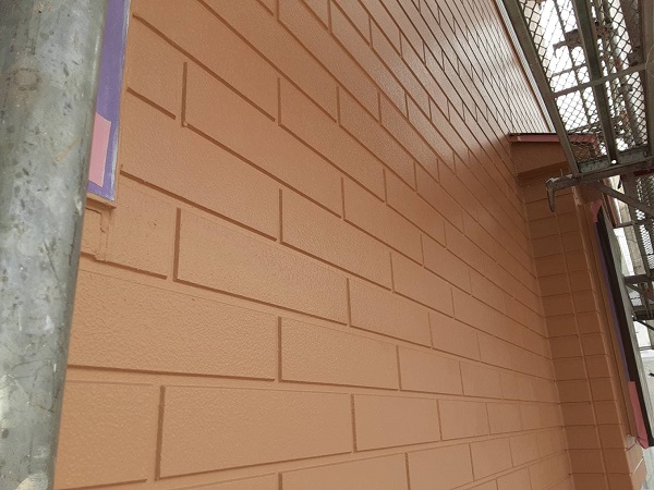 埼玉県さいたま市見沼区　U様邸　屋根塗装・外壁塗装　屋根と外壁の中塗り・上塗りの様子 (3)
