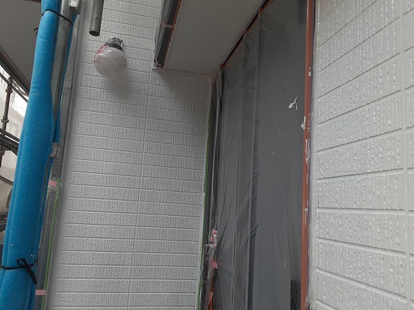 埼玉県さいたま市緑区　N様邸　屋根塗装・外壁塗装　外壁下塗り～上塗りの様子 (1)