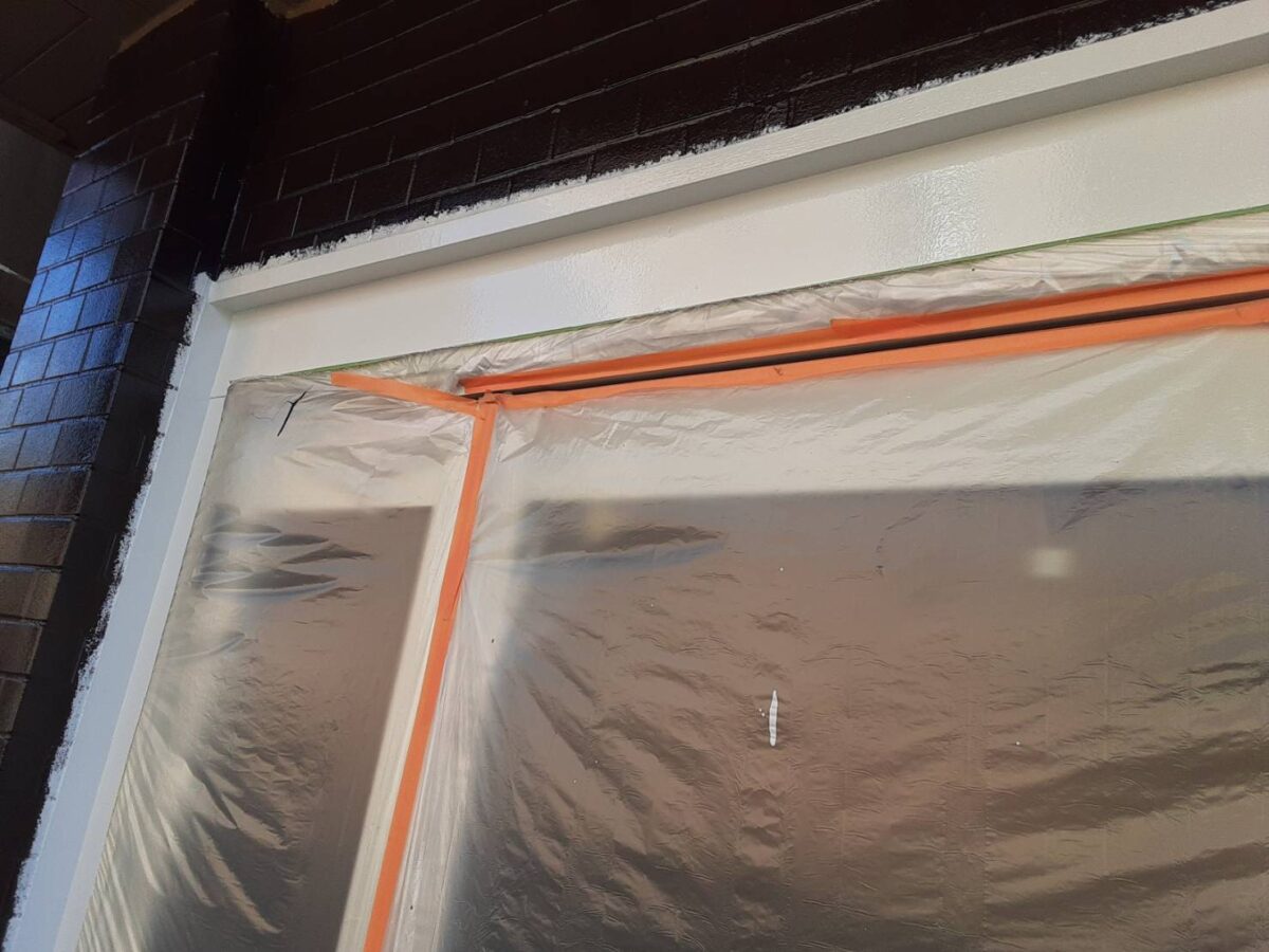 埼玉県さいたま市大宮区　某整骨院　外壁塗装　鉄部　仕上げ塗装　玄関の周の鉄部の塗装