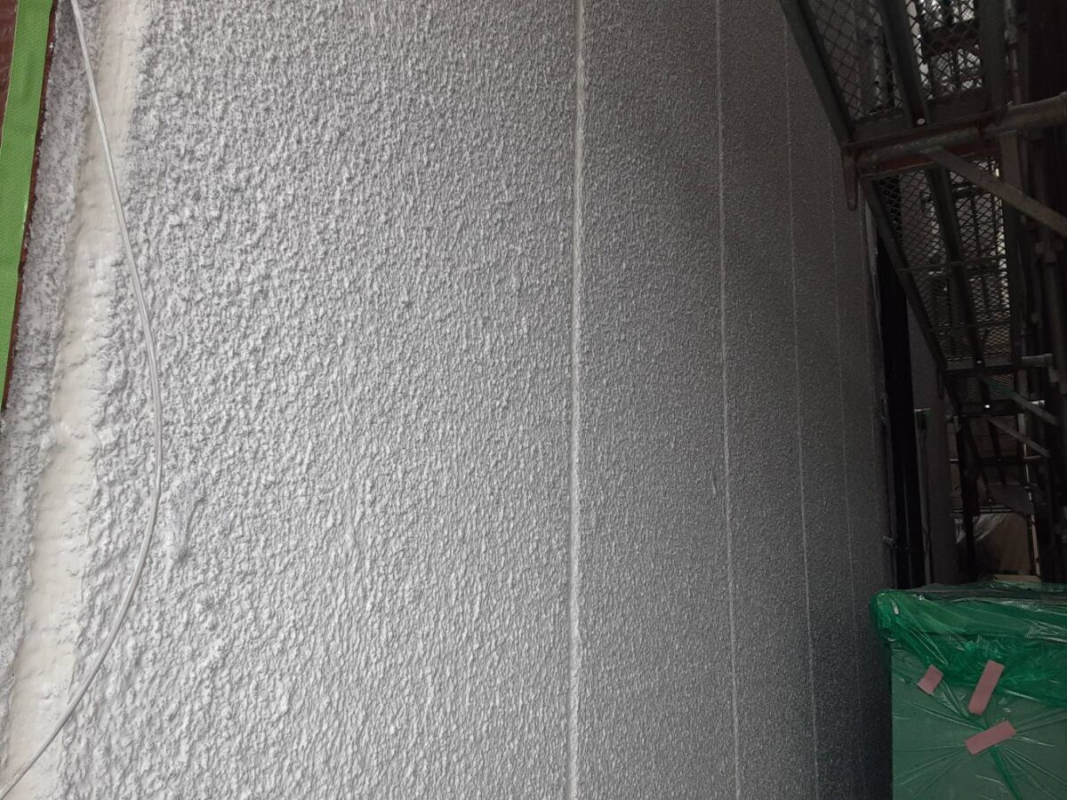 埼玉県さいたま市大宮区　某整骨院　外壁塗装　養生のポイント　下塗り　外壁下塗り塗装