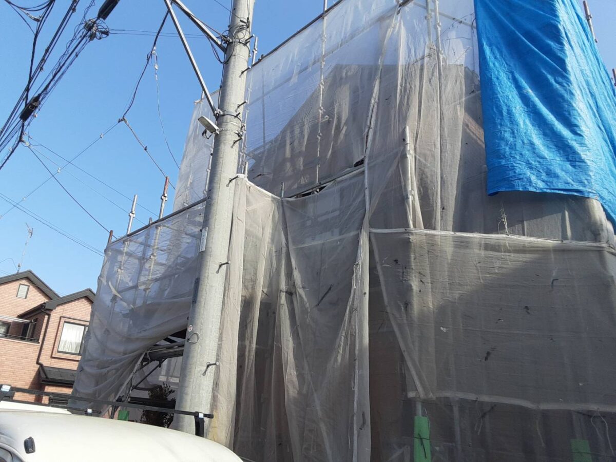 埼玉県さいたま市見沼区　A様邸　屋根塗装　外壁塗装　足場架設　高圧洗浄　メッシュシートを張り、屋根、外壁の高圧洗浄を行ないました。 (1)