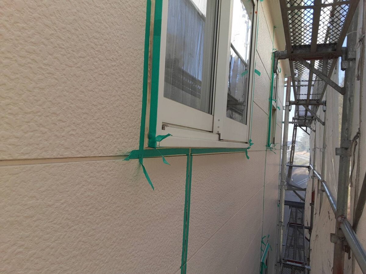 埼玉県さいたま市緑区　S様邸　外壁塗装　屋根塗装 コーキング打ち替え　養生 コーキングの撤去、テープ貼り (2)