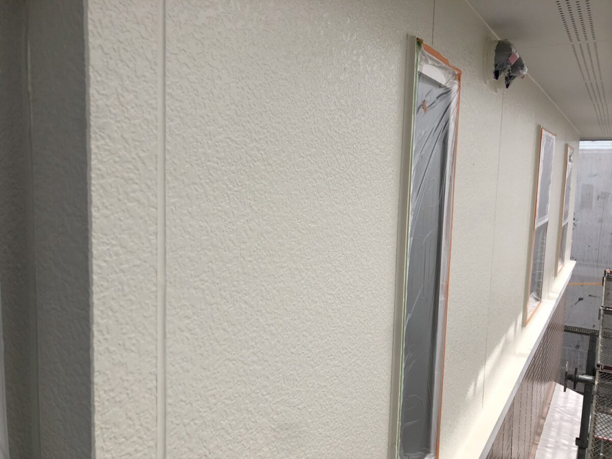 埼玉県さいたま市　A様邸　外壁塗装 2色塗り分けのポイント　仕上げ塗り　二階部分の壁の仕上げ (2)