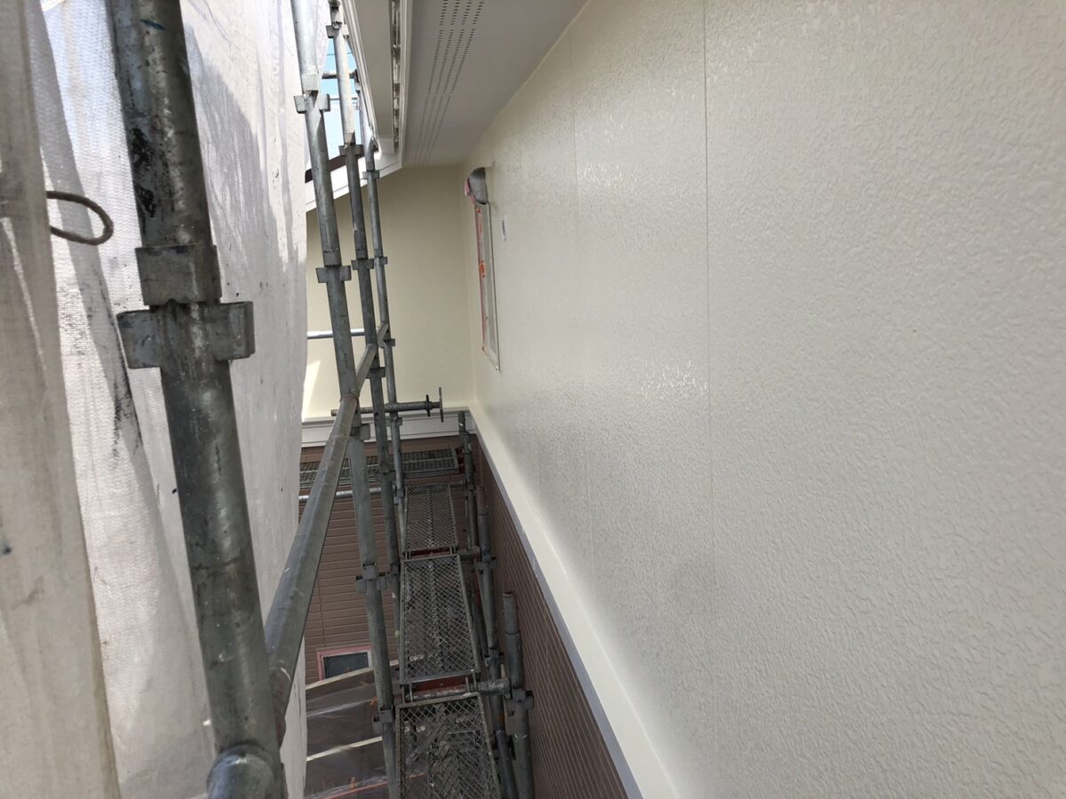 埼玉県さいたま市　A様邸　外壁塗装 2色塗り分けのポイント　仕上げ塗り　二階部分の壁の仕上げ (1)