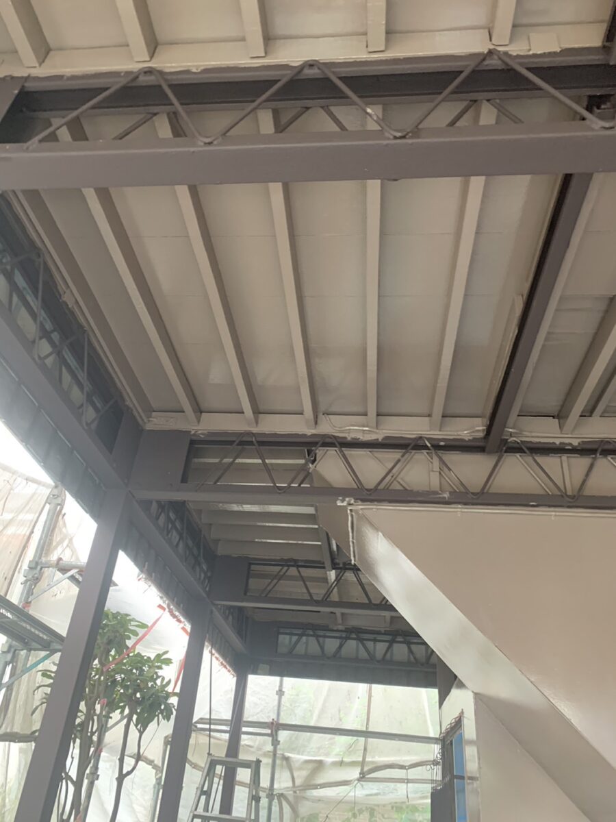 埼玉県所沢市　K様邸　外壁塗装　屋根塗装　ガレージ　鉄部の仕上げ ガレージの天井と面格子の仕上げ (2)