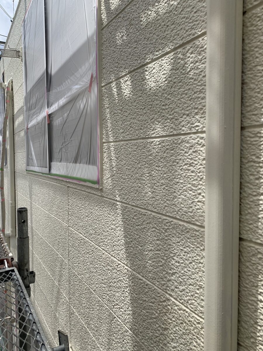 埼玉県さいたま市　集合住宅　屋根塗装　外壁塗装　下塗り　中塗り　三度塗り　外壁の中塗り (1)