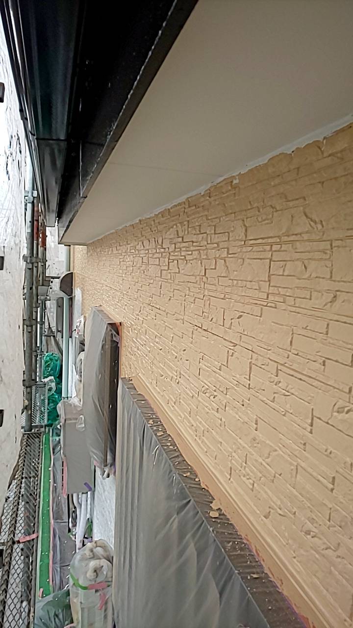 埼玉県さいたま市　O様邸　外壁塗装　屋根塗装　下塗り　中塗り　三度塗りの理由　　外壁の中塗り (2)