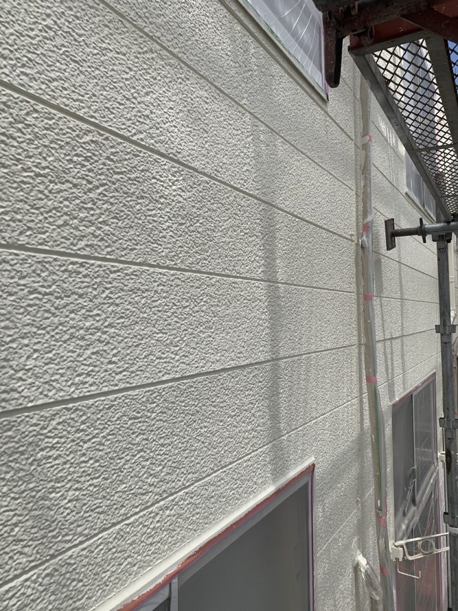 埼玉県さいたま市　集合住宅　屋根塗装　外壁塗装　下塗り　中塗り　三度塗り　外壁の中塗り (2)