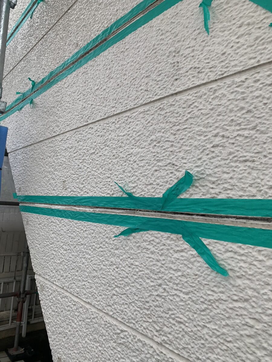 埼玉県さいたま市　集合住宅　屋根塗装　外壁塗装　高圧洗浄　コーキング　コーキング撤去して養生 (1)