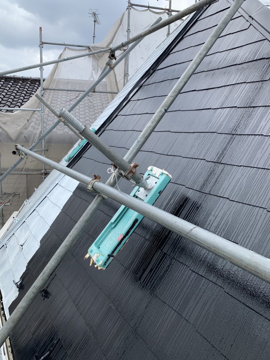 埼玉県さいたま市　集合住宅　屋根塗装　外壁塗装　中塗り　上塗り 三度塗り　屋根の中塗り (2)