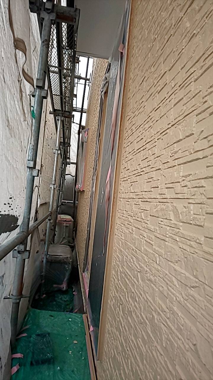 埼玉県さいたま市　O様邸　外壁塗装　屋根塗装　下塗り　中塗り　三度塗りの理由　　外壁の中塗り (1)