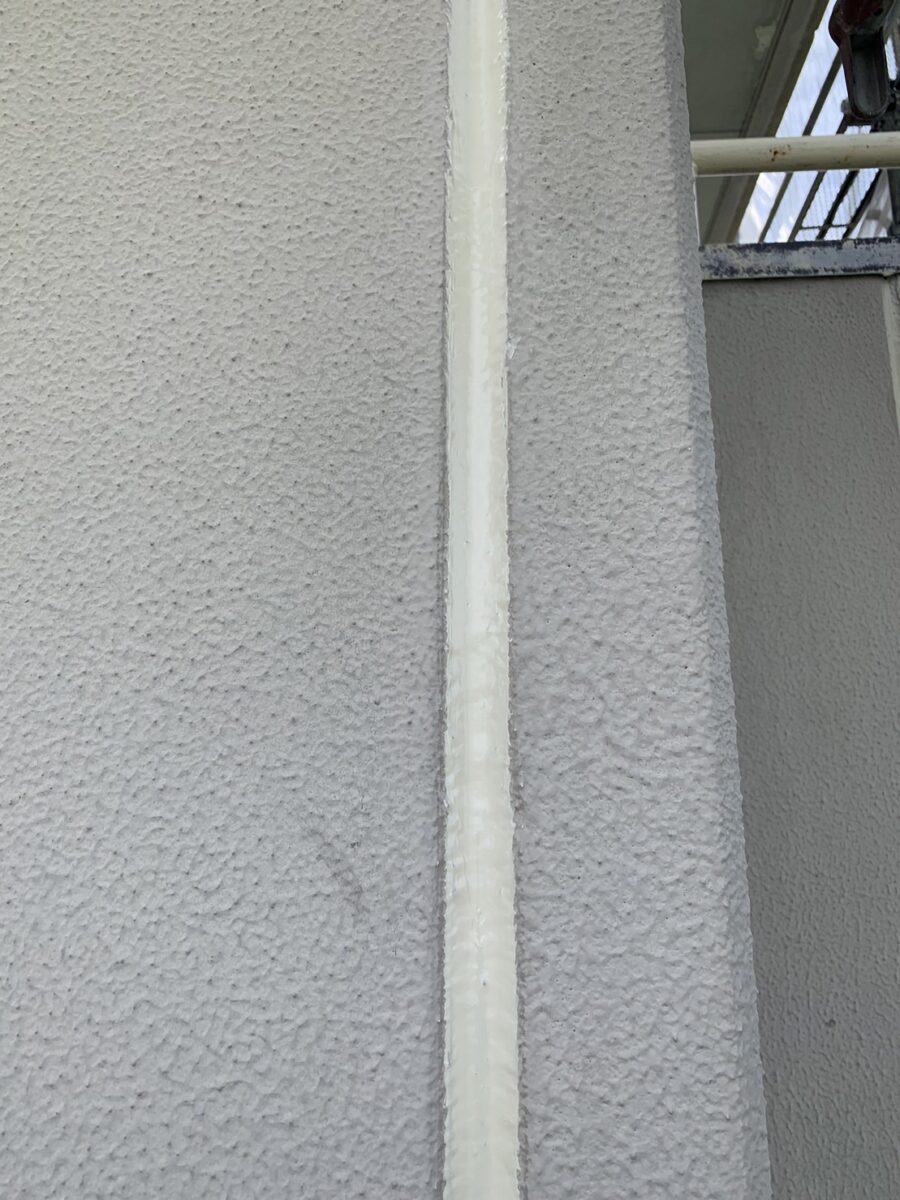 さいたま市桜区　集合住宅　外壁塗装　コーキング打ち直し　外壁下塗り　コーキングの続き (2)