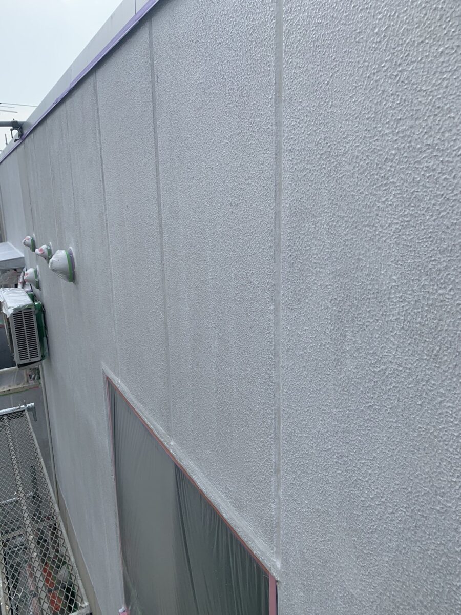 さいたま市桜区　集合住宅　外壁塗装　下塗り　中塗り　3度塗りの目的　外壁の下塗り (2)