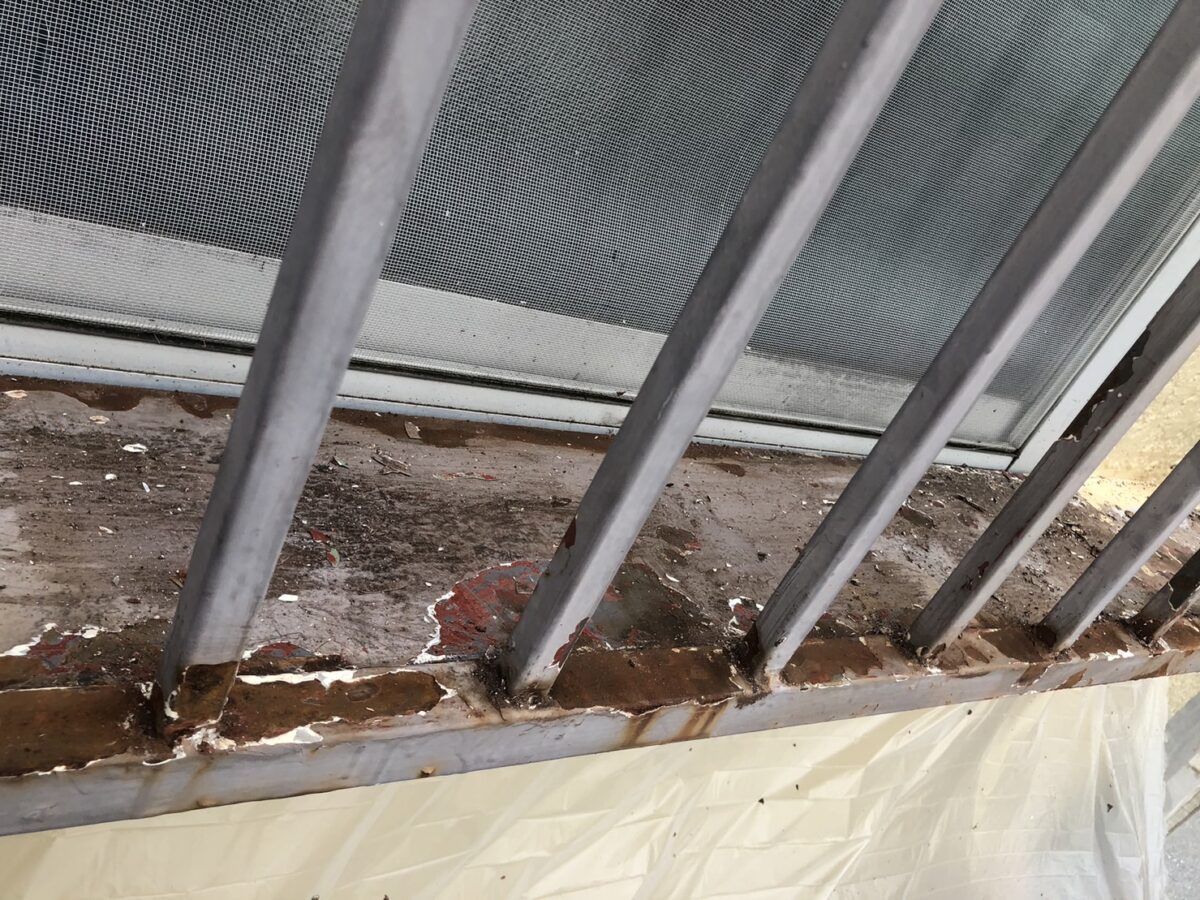 東京都北区F様邸　外壁塗装　屋上防水　外壁の仕上げ　鉄部の下地調整　鉄部のケレン