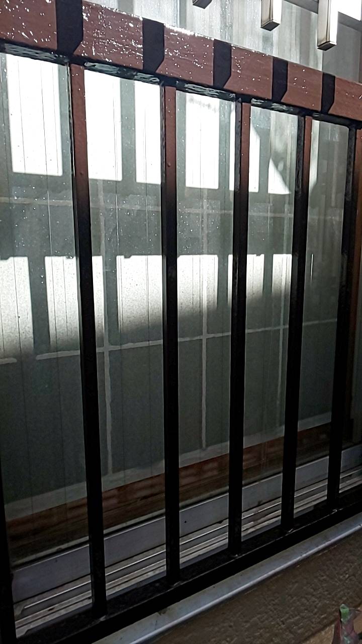 東京都北区F様邸　外壁塗装　屋上防水　外壁の仕上げ　鉄部の下地調整　鉄部の下塗り仕上げ (1)