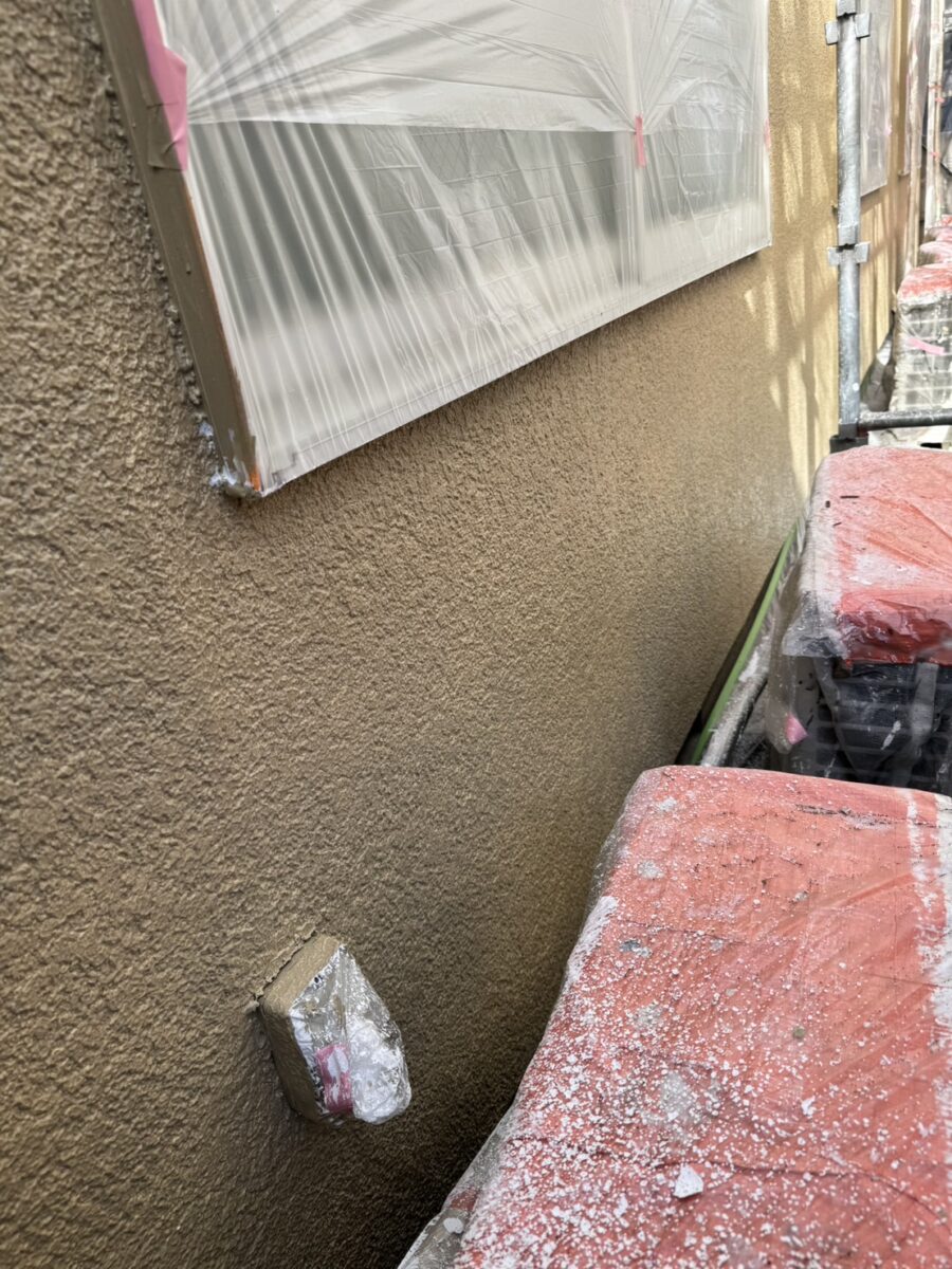 埼玉県さいたま市　集合住宅　外壁塗装　屋根塗装 モルタル　砂骨ローラー　外壁の中塗り (2)