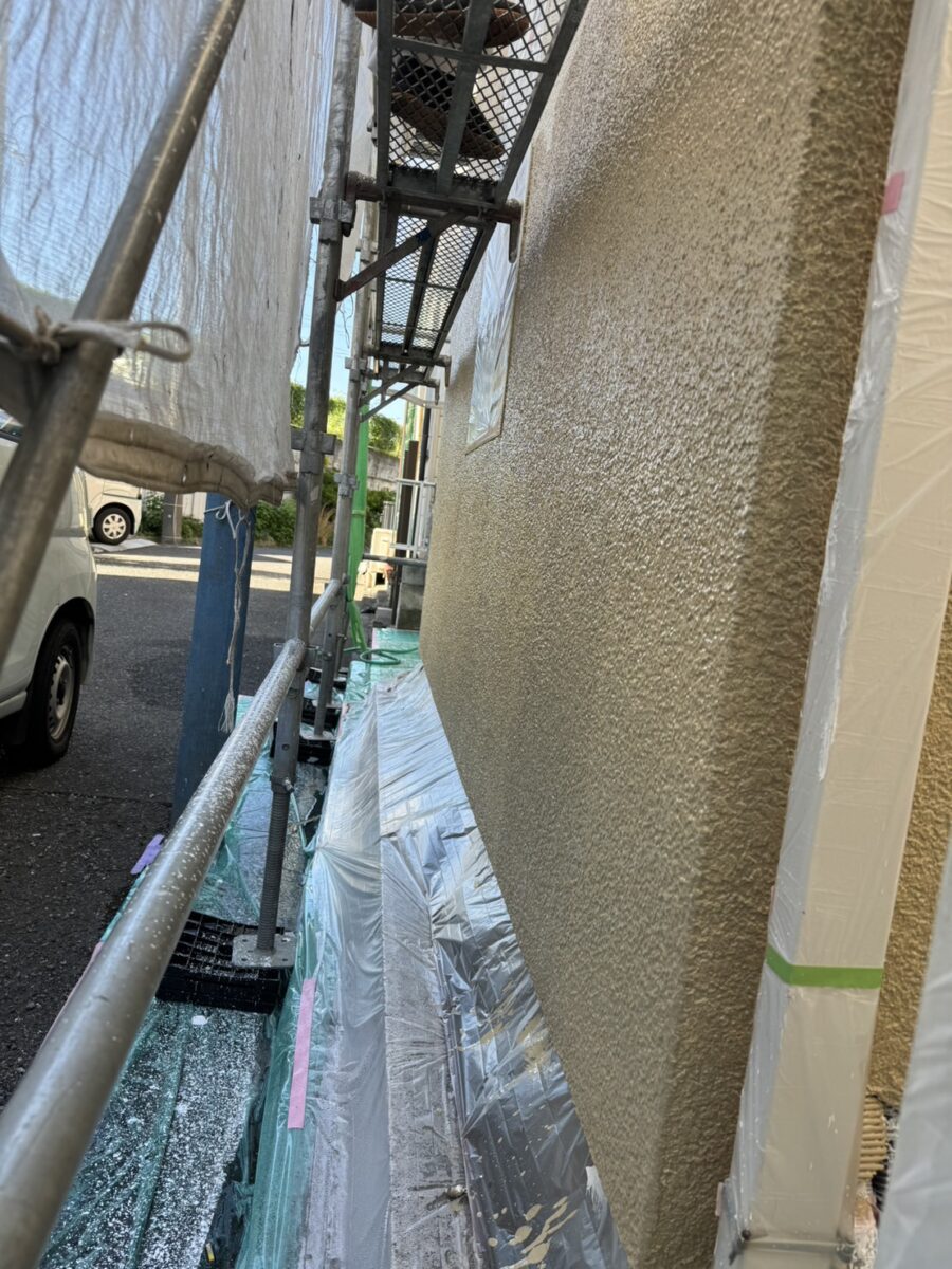 埼玉県さいたま市　集合住宅　外壁塗装　屋根塗装 モルタル　砂骨ローラー　外壁の中塗り (1)
