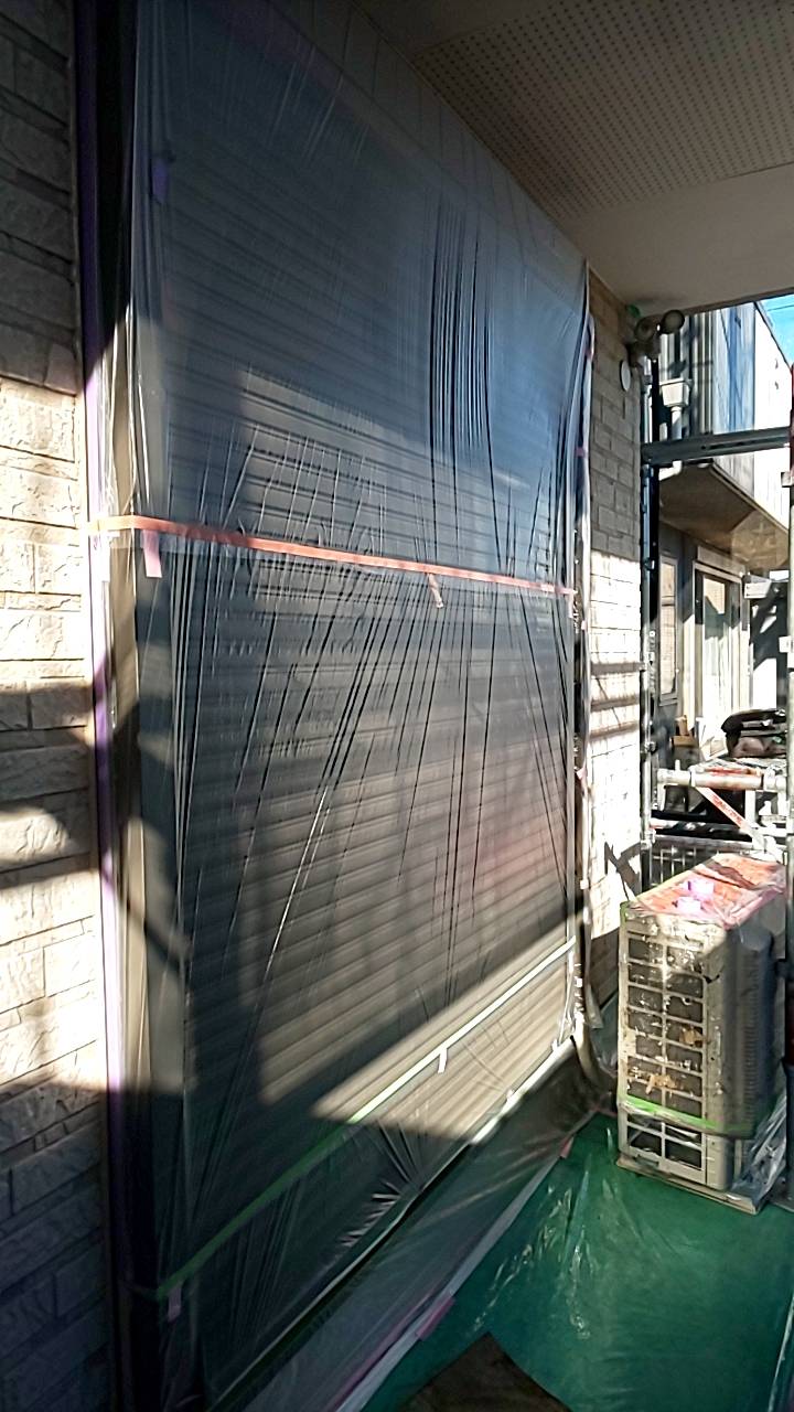 埼玉県上尾市M様邸　外壁塗装　外壁養生とコーキングの打ち替え