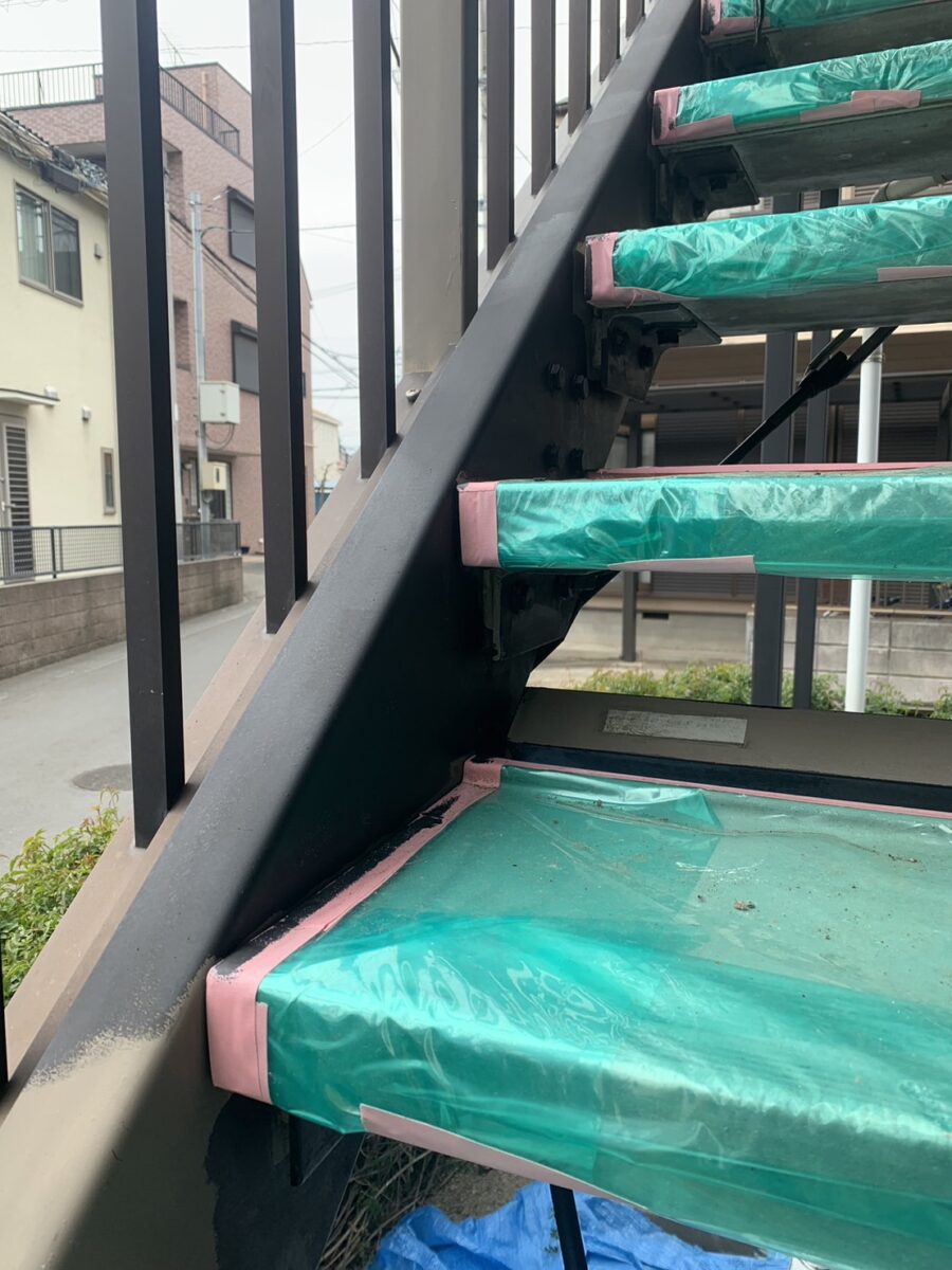  埼玉県さいたま市アパート　外壁塗装　養生・鉄部の下塗り