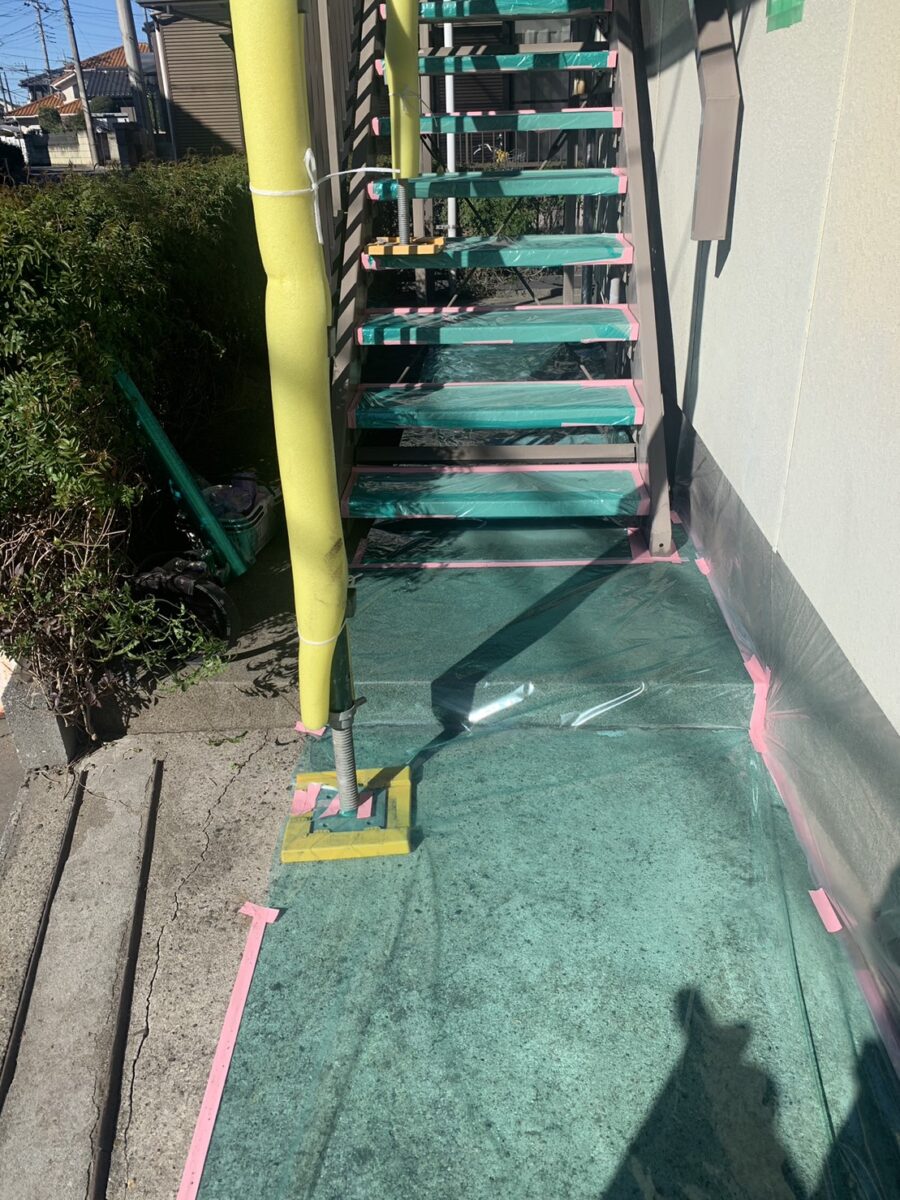  埼玉県さいたま市アパート　外壁塗装　養生・鉄部の下塗り