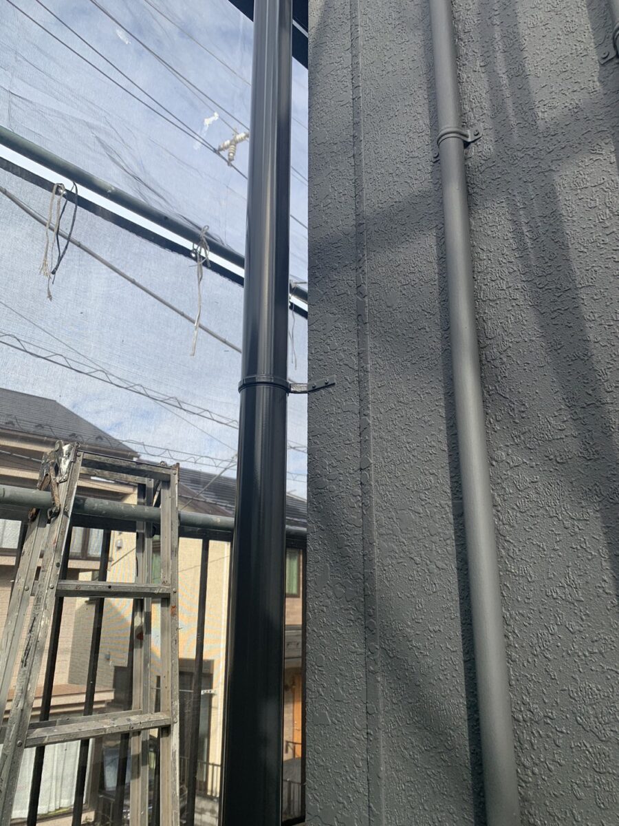 埼玉県さいたま市アパート　外壁塗装　樋・ガスパイプ・鉄部の仕上げ