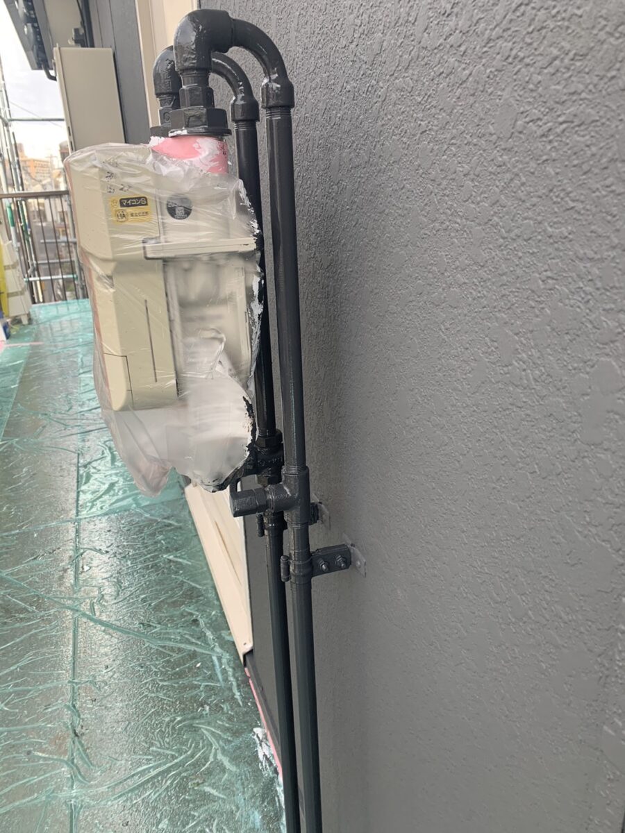 埼玉県さいたま市アパート　外壁塗装　樋・ガスパイプ・鉄部の仕上げ