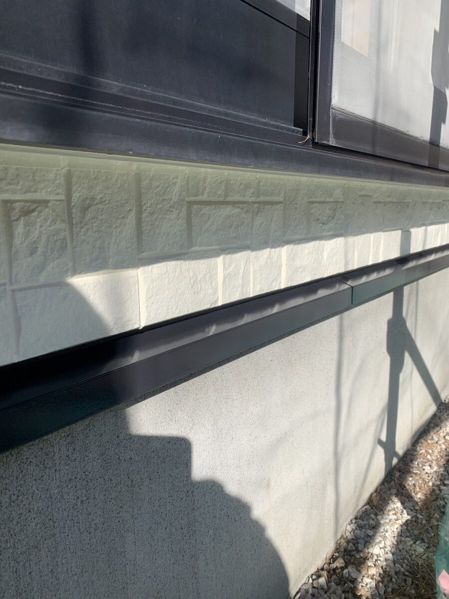 埼玉県さいたま市F様邸　外壁塗装　鉄部・シャッター・水切りの仕上げ塗り