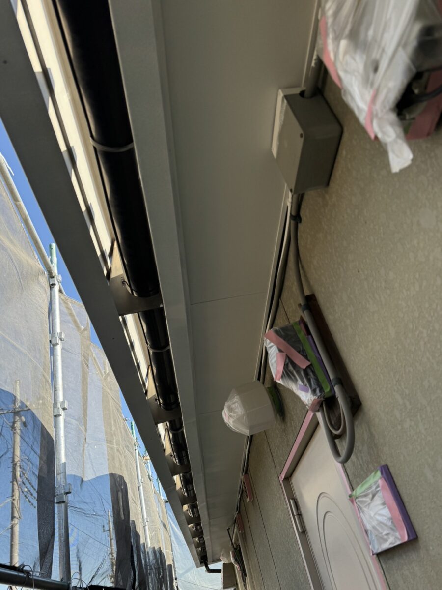 埼玉県さいたま市アパート　屋根・破風の中塗り、軒の仕上げ