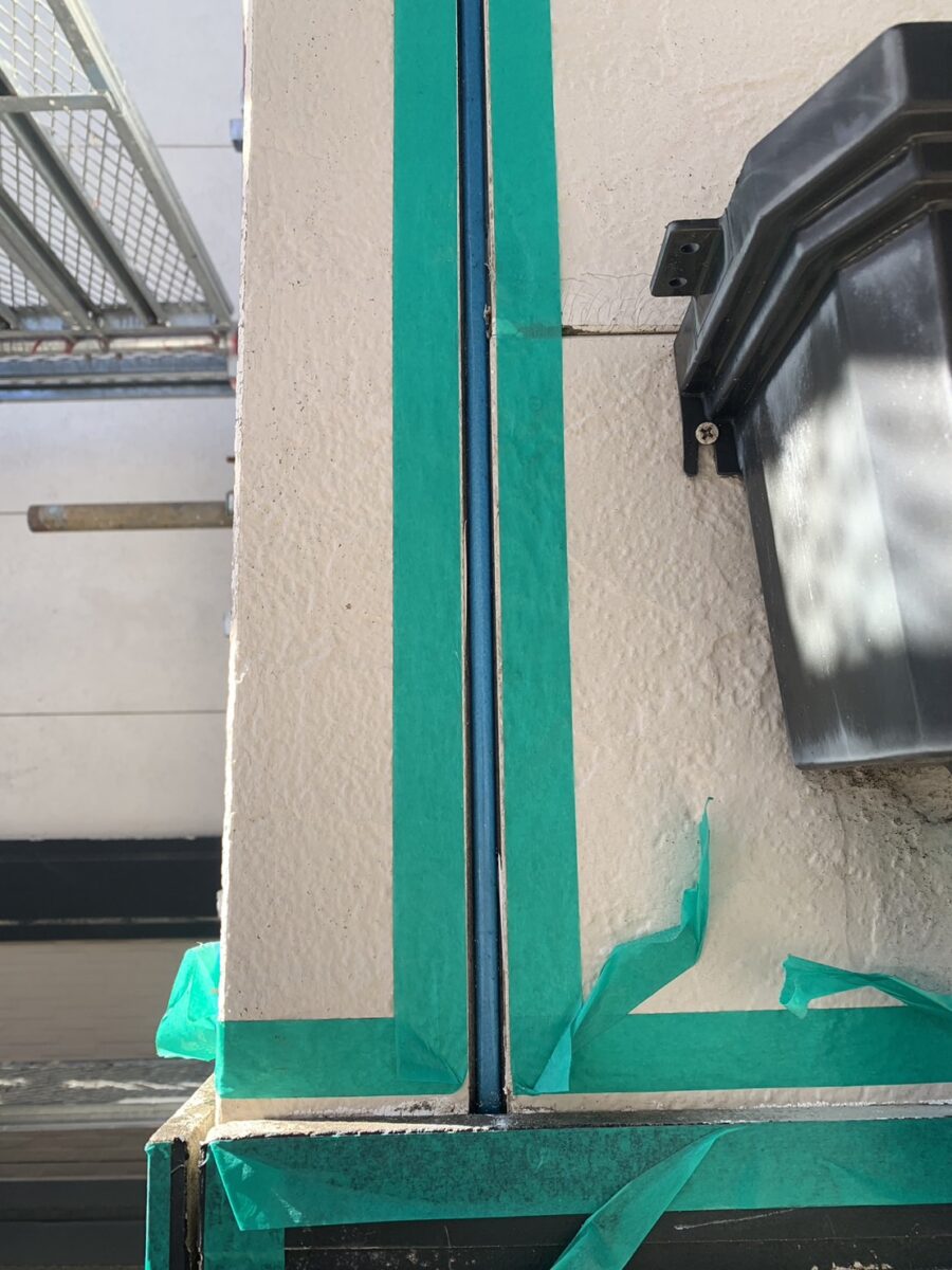 埼玉県さいたま市 外壁塗装 コーキング打ち替え前の養生・板金のコーキング作業