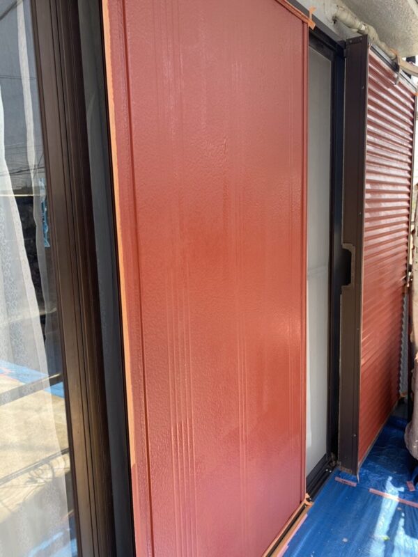 外壁の下塗り〜中塗り、雨戸・戸袋の下塗り 完工