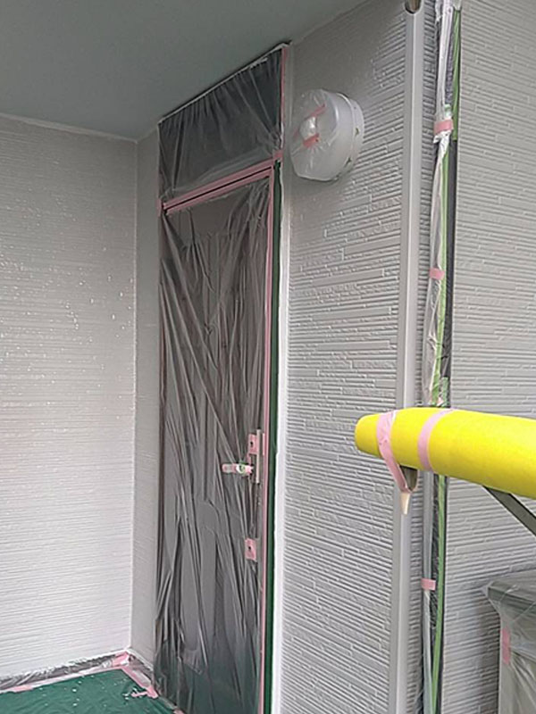 埼玉県さいたま市 外壁中塗り 玄関付近