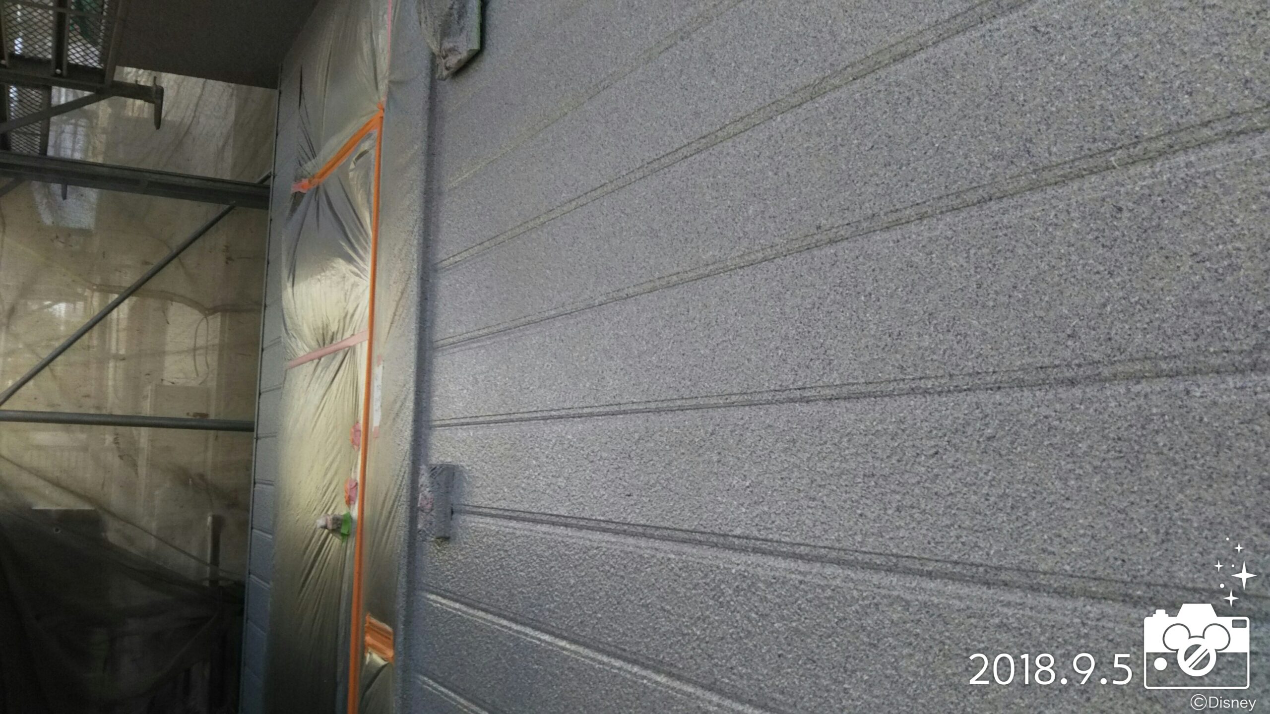 埼玉県さいたま市緑区のＳ様邸にて塗り替えリフォーム中　外壁の吹き付け塗装・養生取り｜