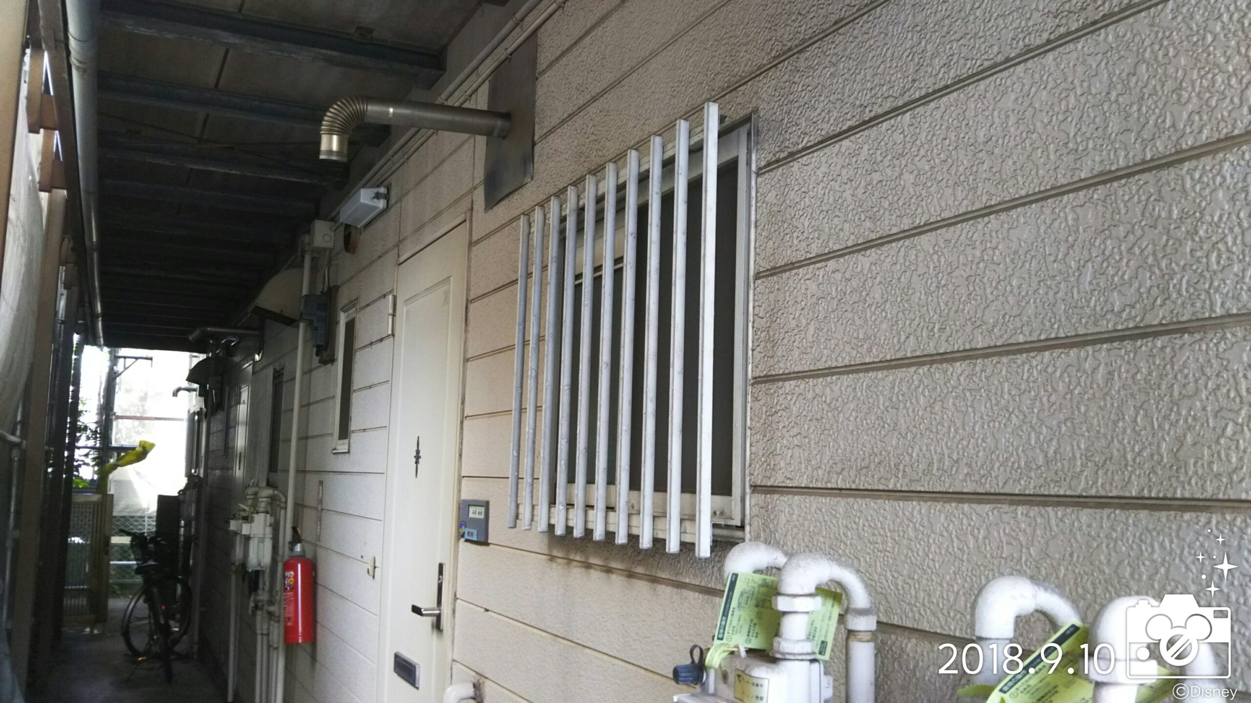 埼玉県さいたま市中央区　コーキングのテープ貼り・外壁塗装の養生　某アパートにて塗り替えリフォーム中