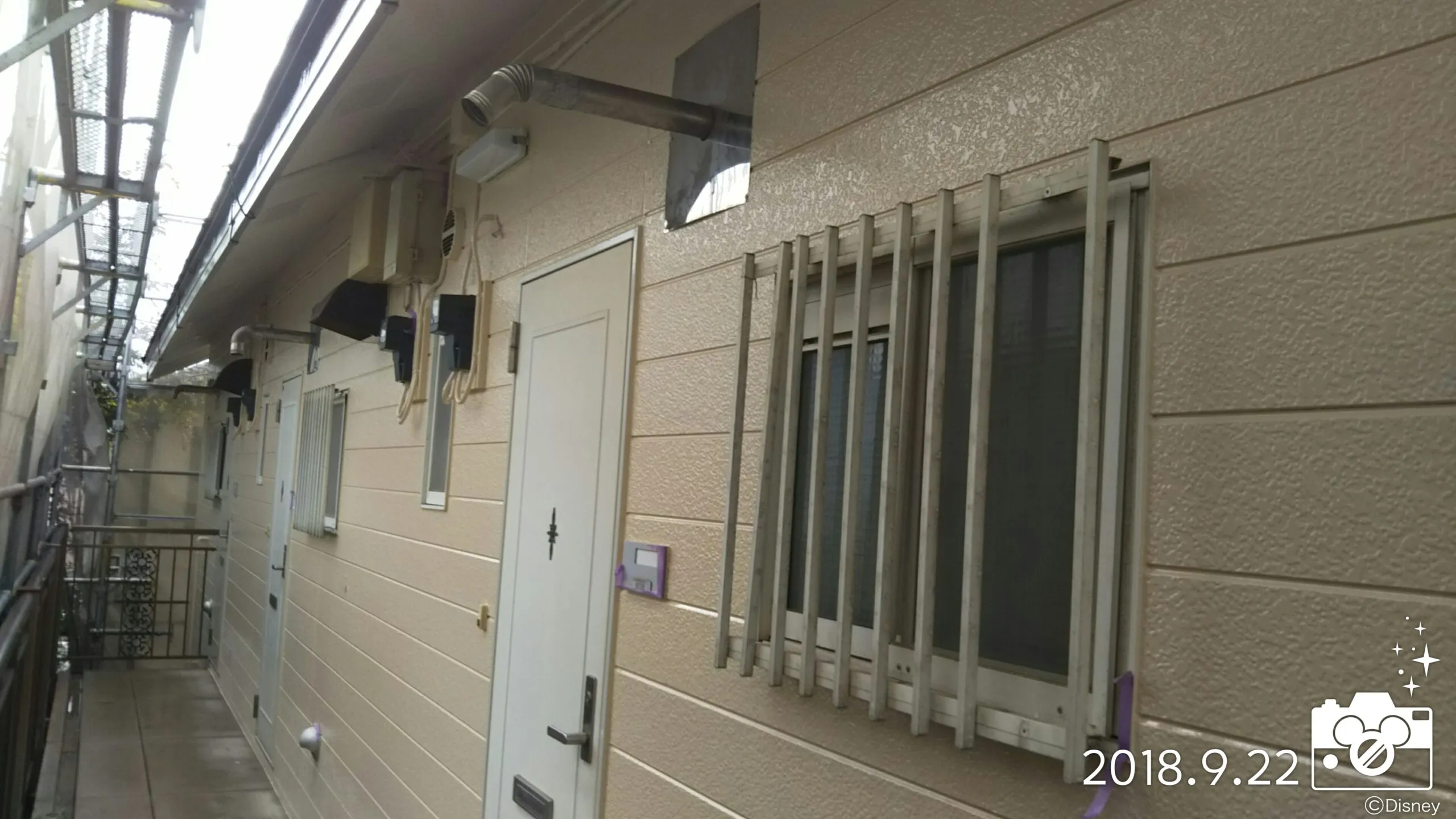 埼玉県さいたま市 鉄骨階段・鉄部の仕上げ塗装、土間の養生取り|さいたま市中央区の某アパートにて塗り替えリフォーム