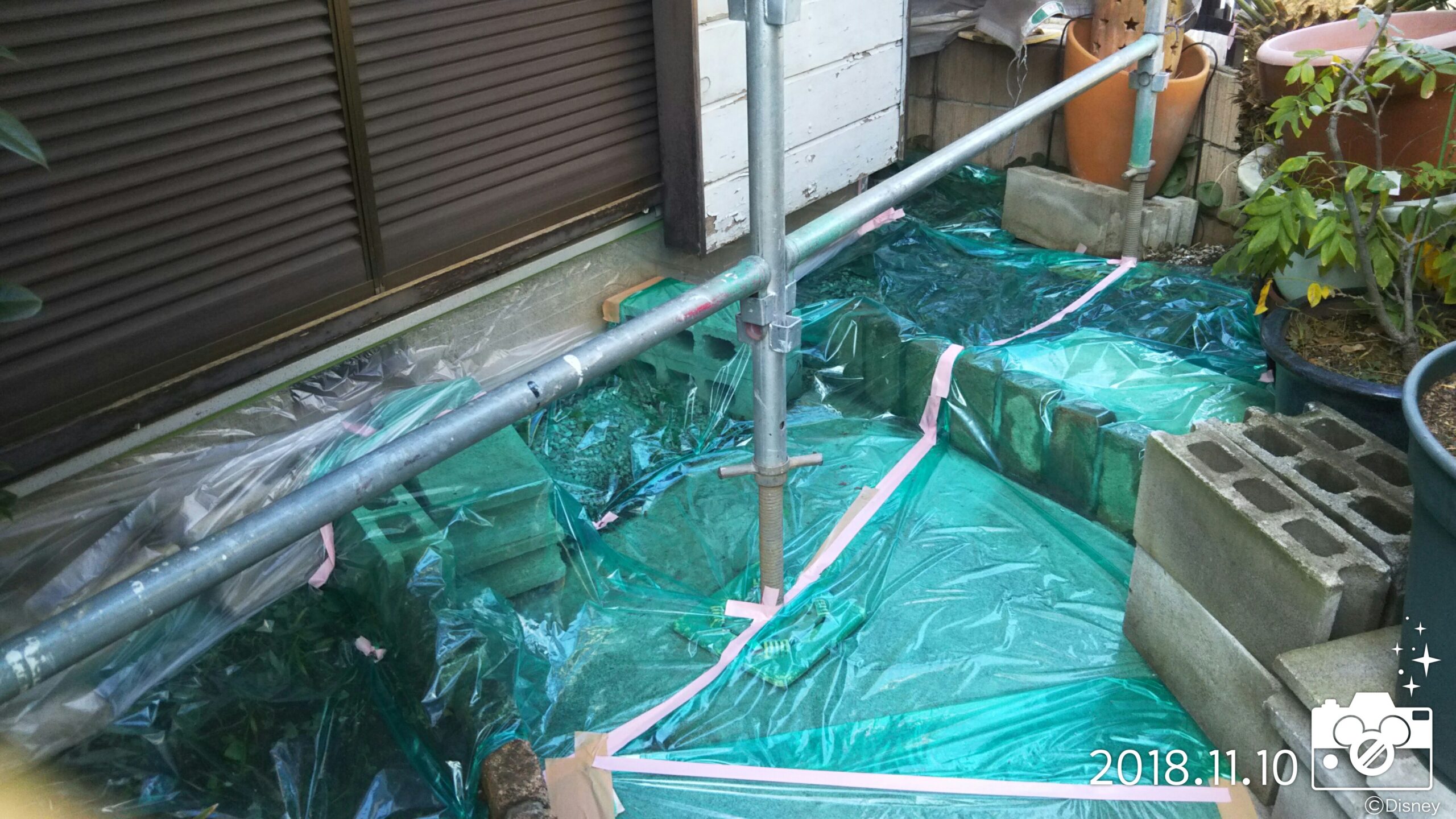 埼玉県さいたま市　外壁の高圧洗浄と基礎塗装の養生作業｜さいたま市緑区の（木造２階建て）K様邸にて塗り替えリフォーム