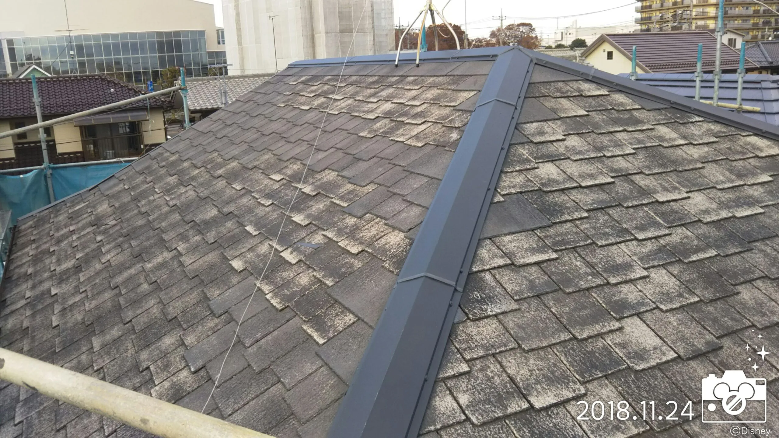 埼玉県さいたま市　屋根の塗装工事（下塗り・中塗り）｜さいたま市北区の（木造2階建て）Ｏ様邸にて塗り替えリフォーム中