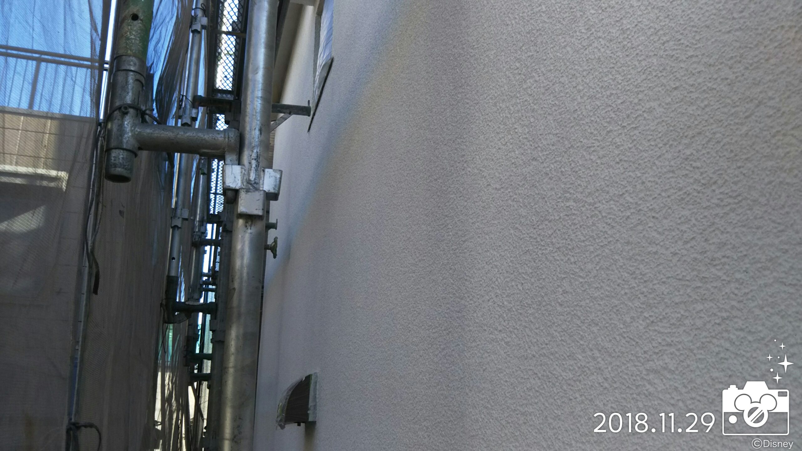 埼玉県さいたま市緑区の（木造2階建て）Ｏ様邸にて塗り替えリフォーム中　木部・鉄部のケレンと外壁の塗装工事