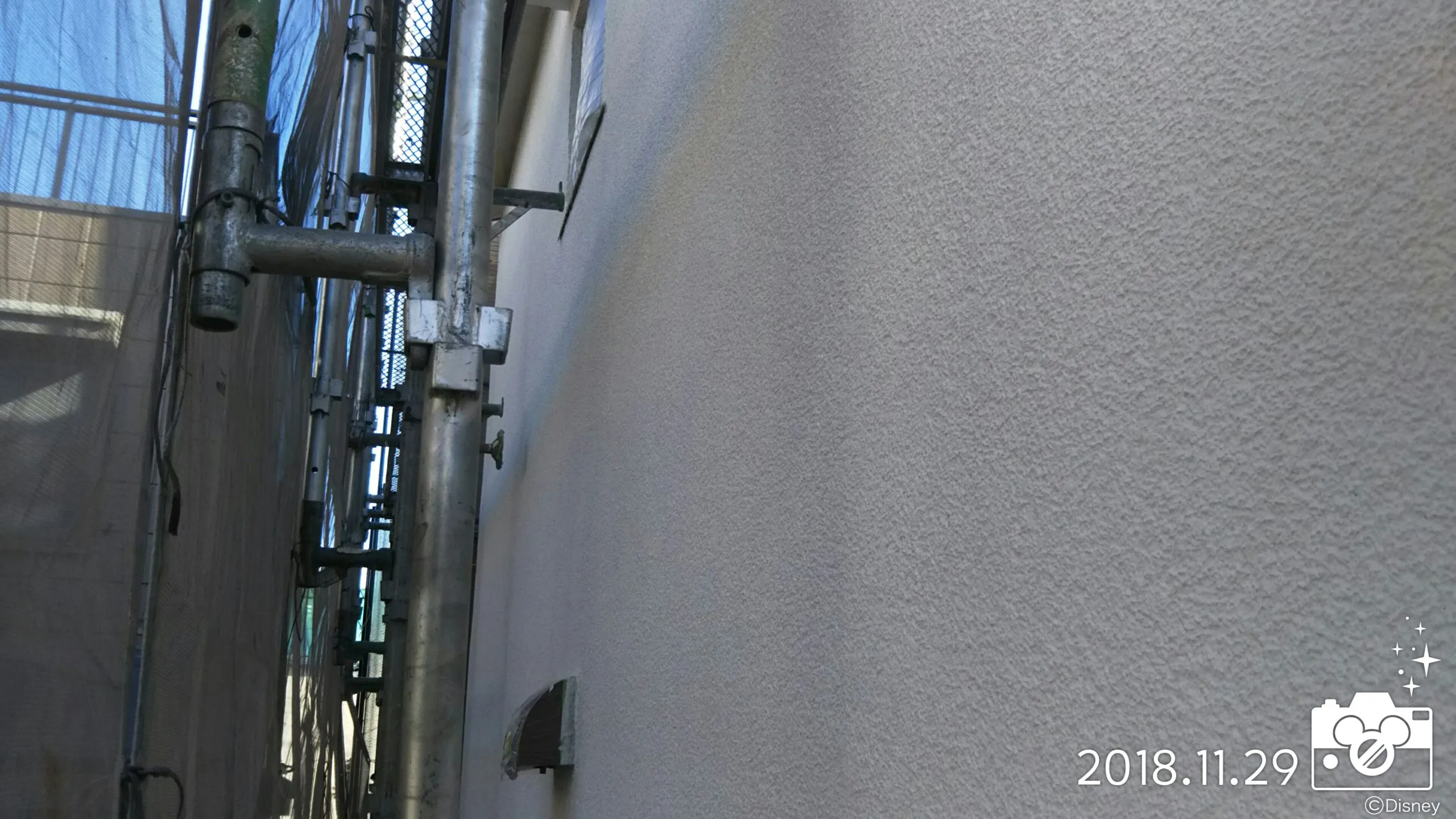 埼玉県さいたま市緑区の（木造2階建て）Ｏ様邸にて塗り替えリフォーム中　木部・鉄部のケレンと外壁の塗装工事