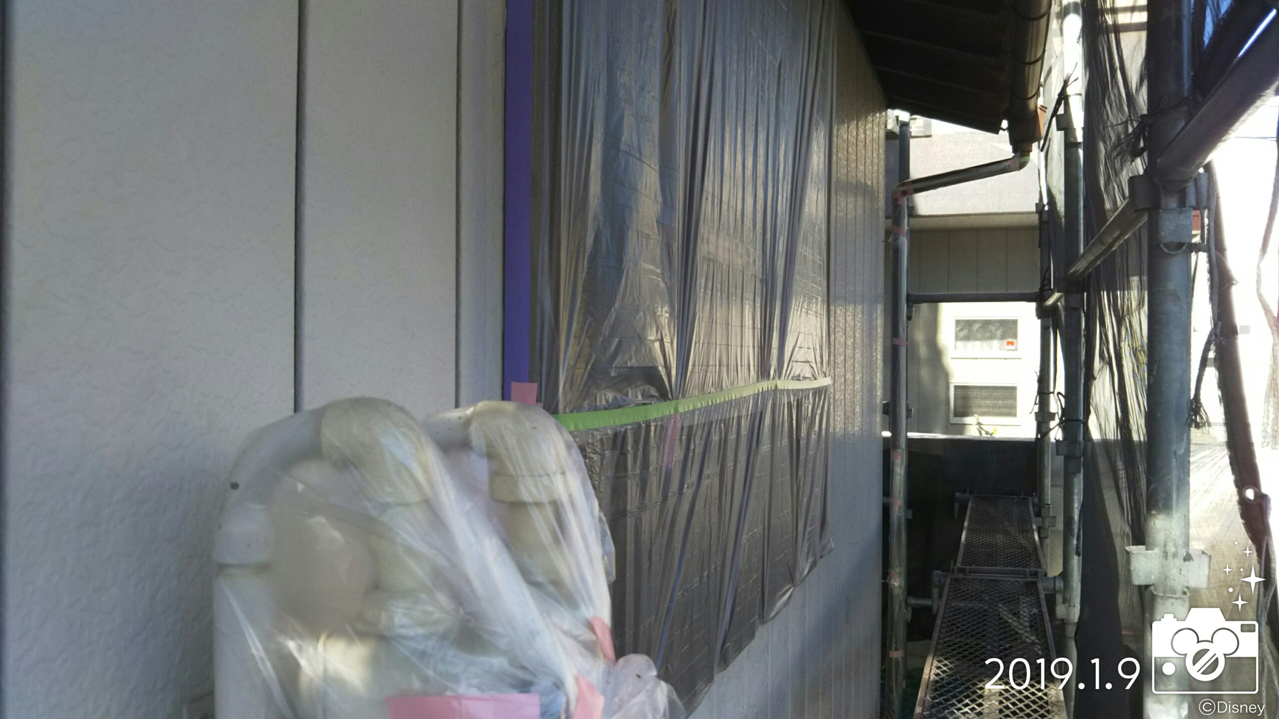 埼玉県さいたま市　外壁塗装の養生と外壁下塗り｜さいたま市見沼区のT様邸（木造２階建て）にて塗り替えリフォーム中