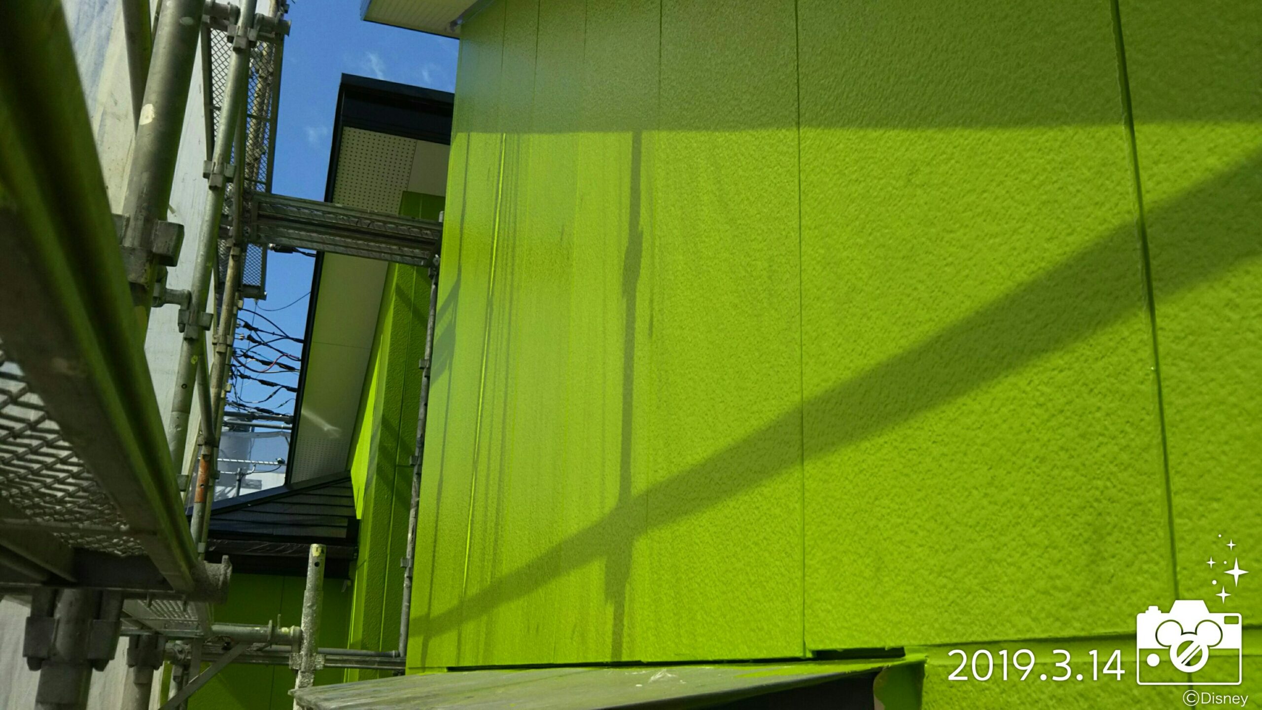 埼玉県さいたま市　外壁の塗り替え塗装（中塗り・仕上げ）｜さいたま市南区のE様邸（木造２階建て）にて塗り替えリフォーム中