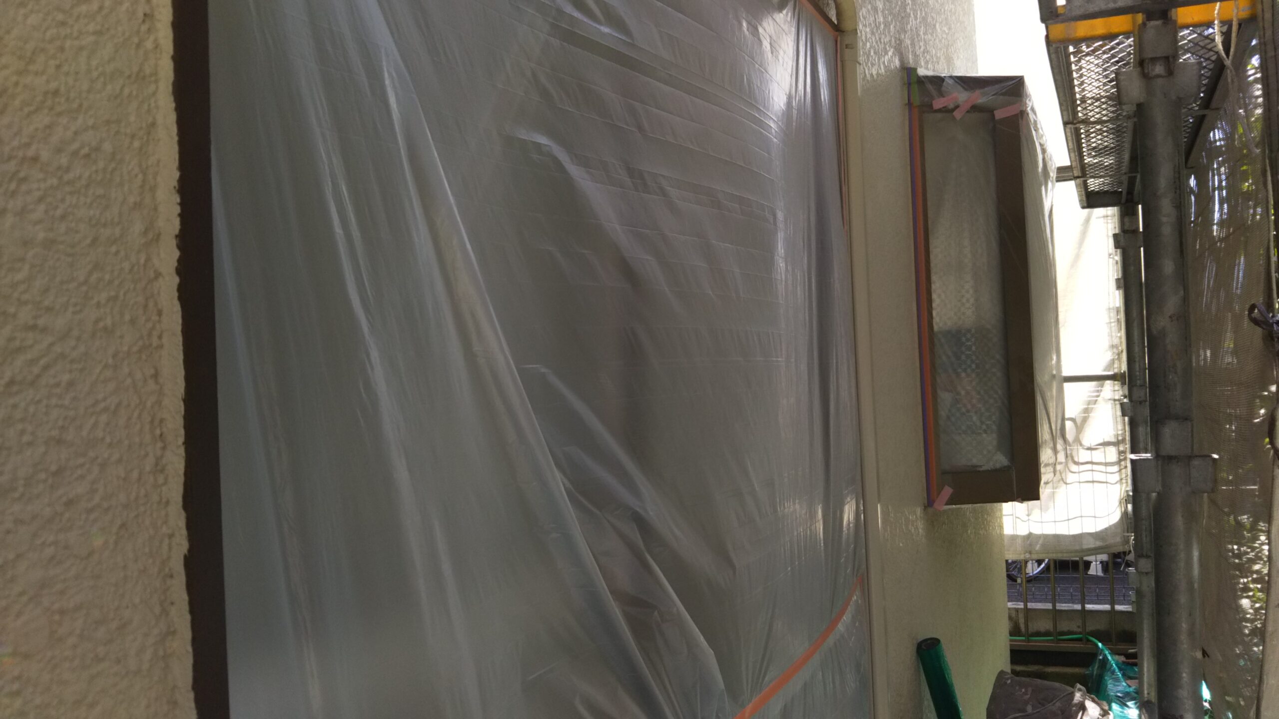 埼玉県さいたま市見沼区のT様邸（木造２階建て）にて養生作業と外壁の下塗り塗装