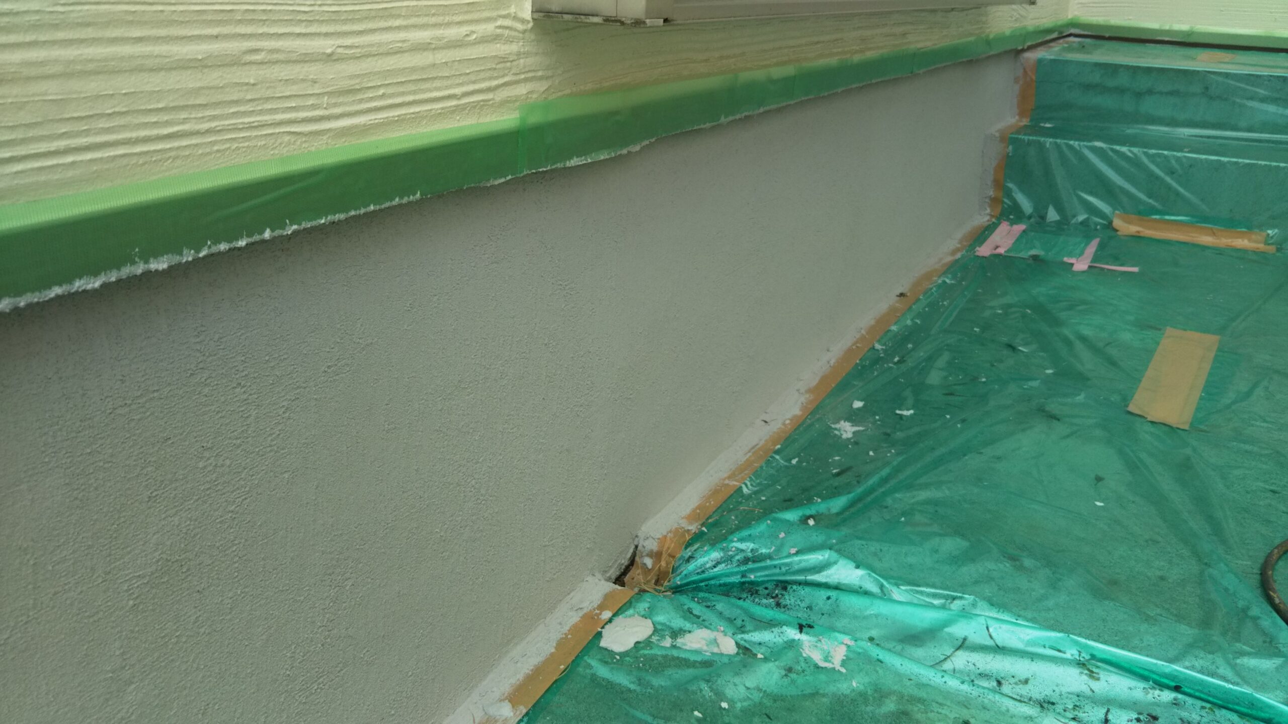 埼玉県さいたま市見沼区のM様邸（木造２階建て）にて基礎の塗装工事　連日の雨により作業の中断