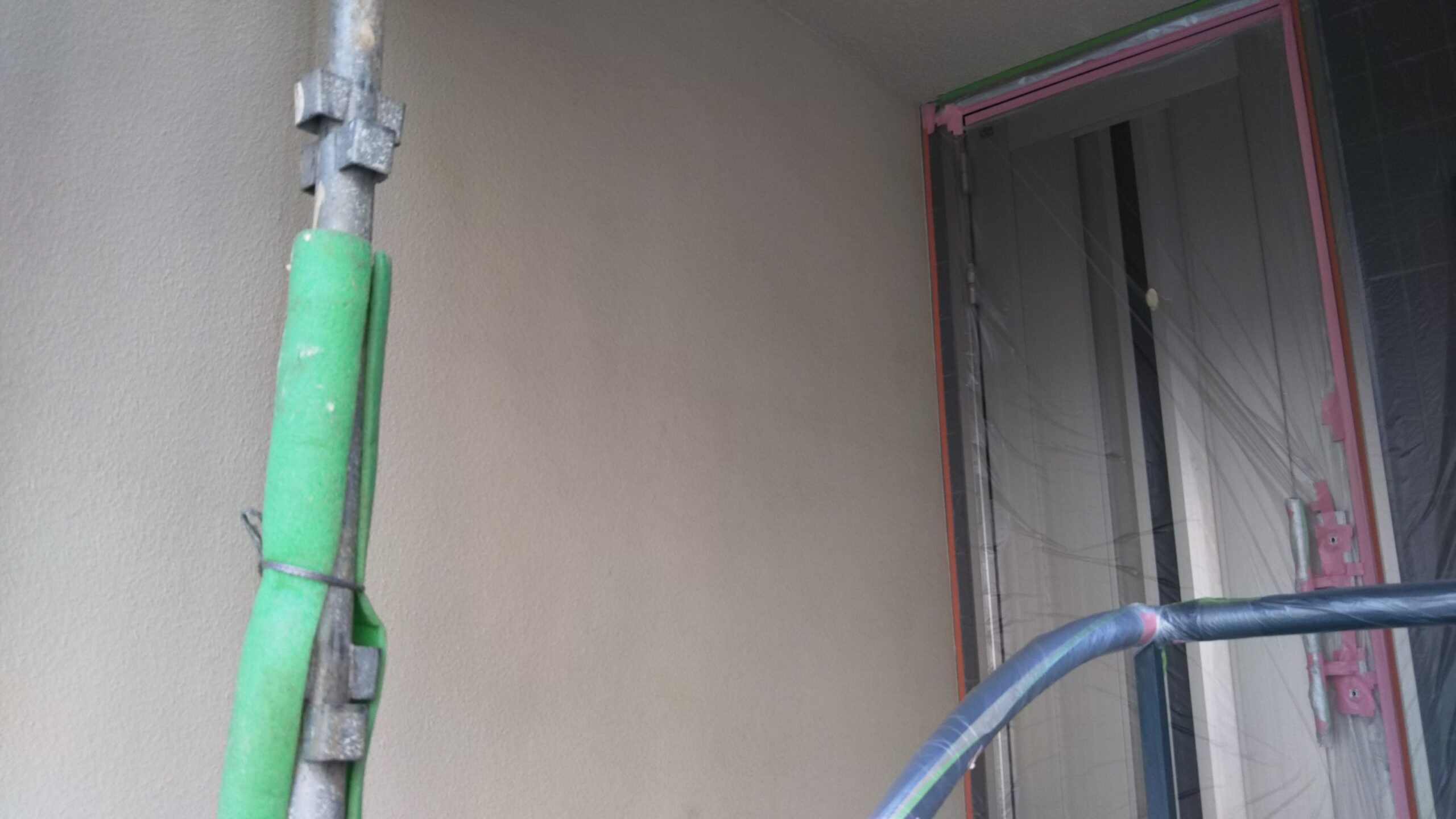 埼玉県さいたま市中央区のF様邸（木造３階建て）にて外壁の養生作業と下塗り塗装